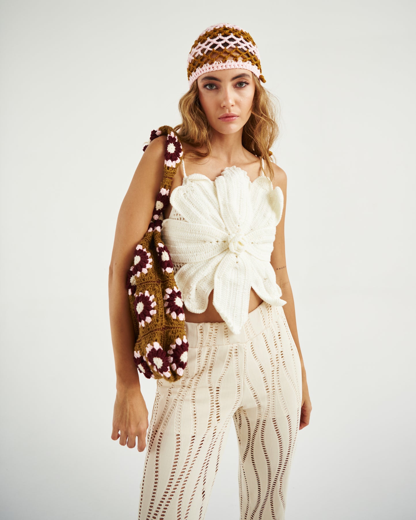 Top blanco hecho a mano con forma de flor