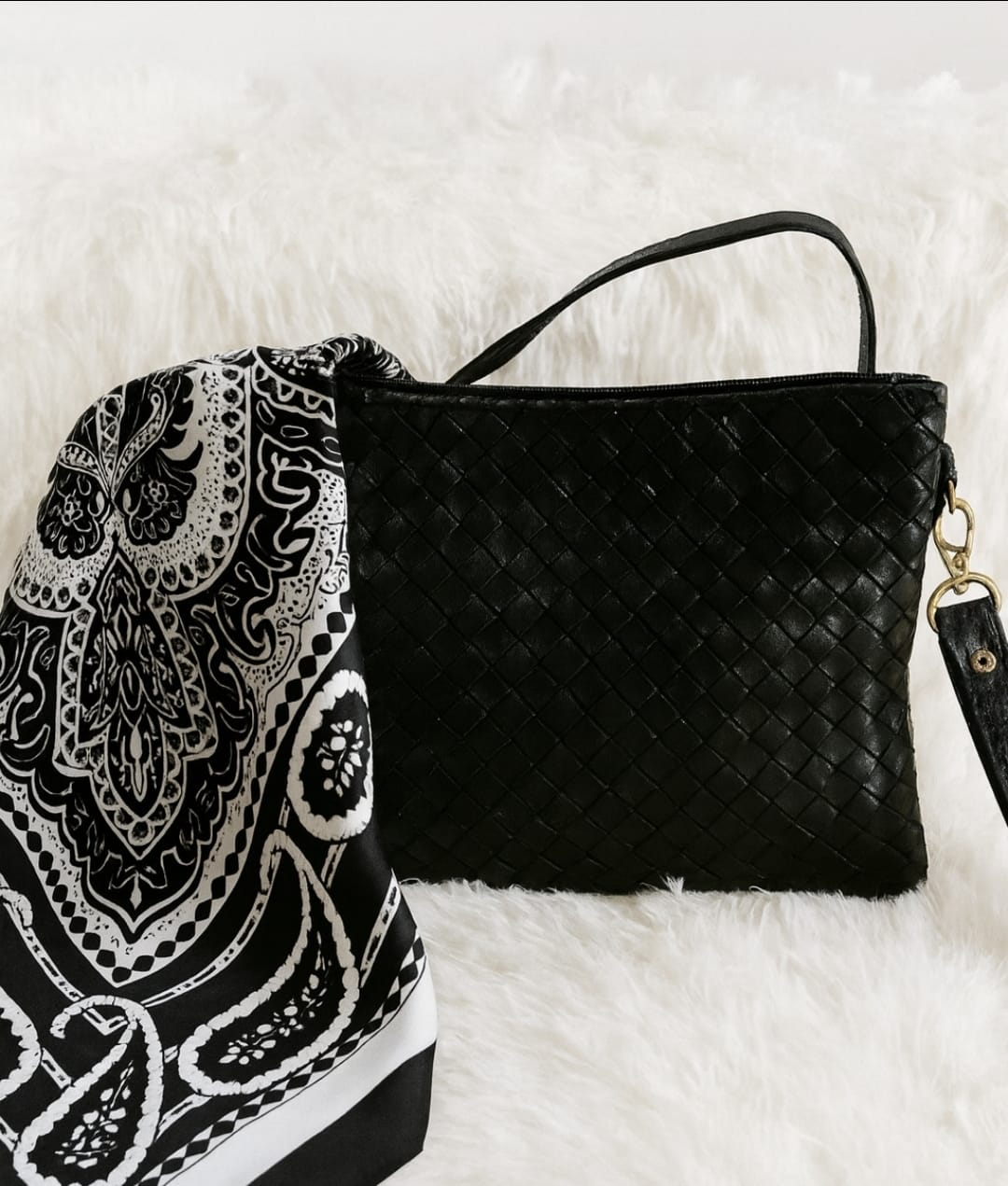 BOLSO NEGRO DE CUERO ARTESANAL