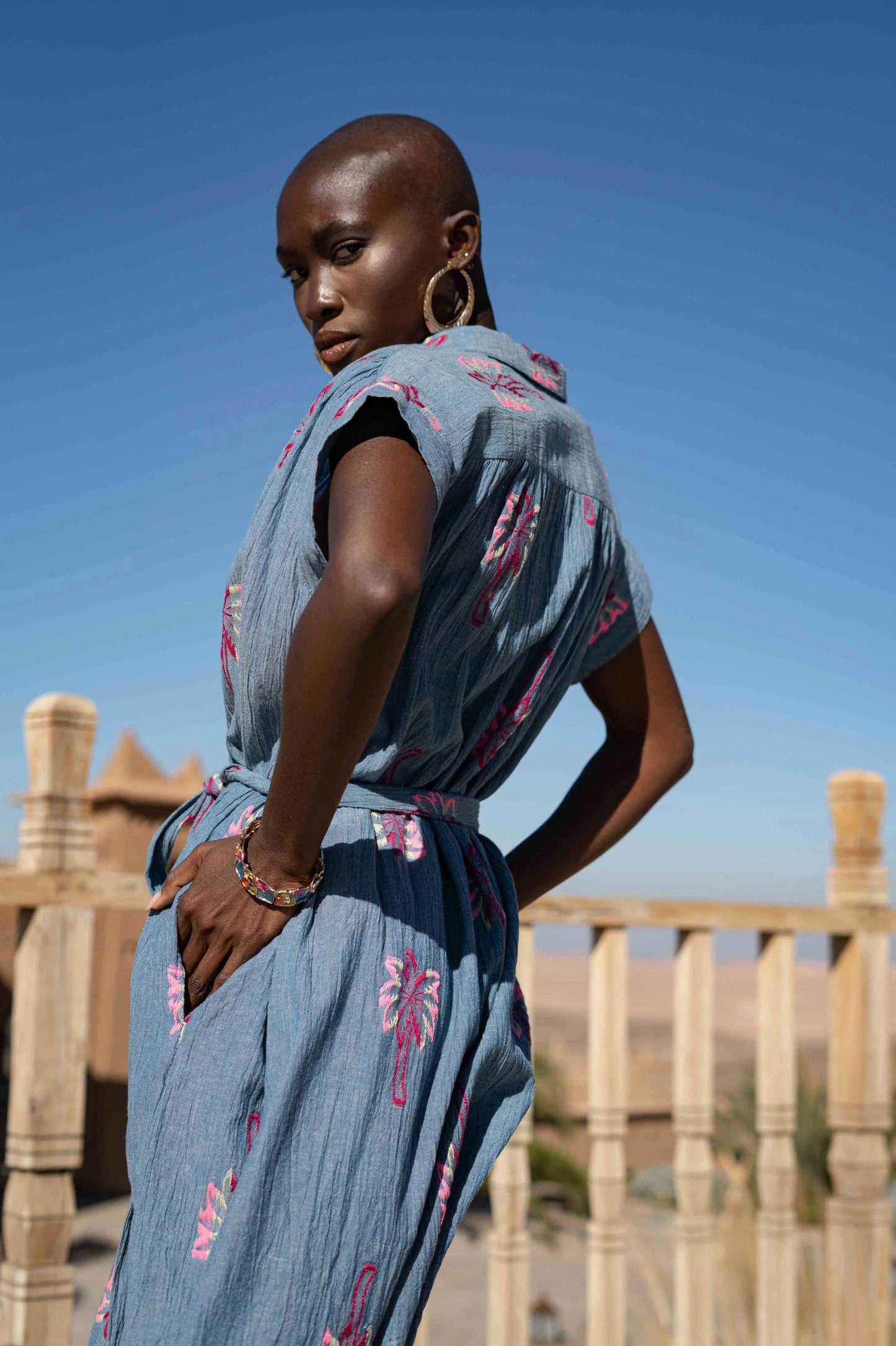 Vestido camisero corto bordado Azul