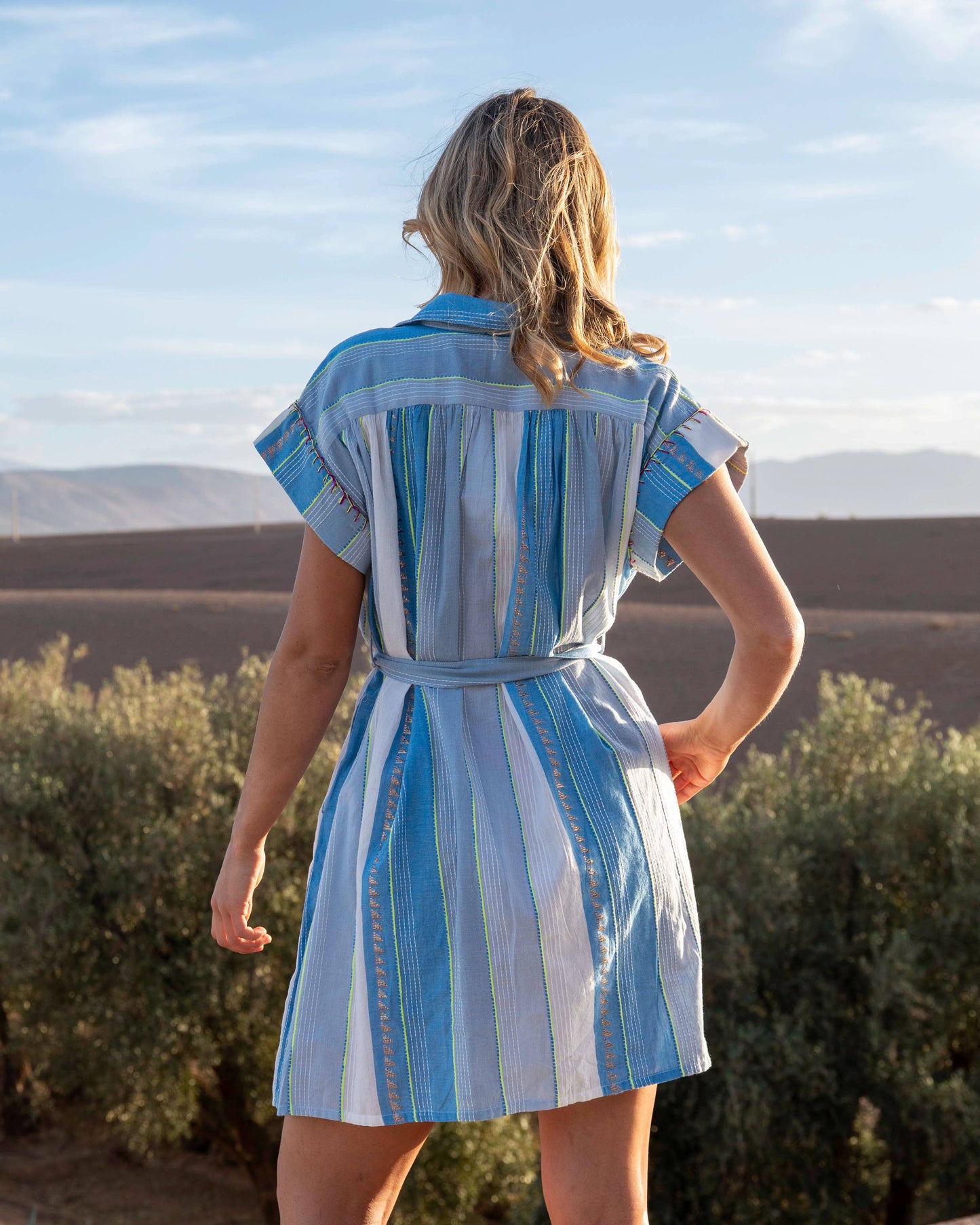 Vestido camisero corto bordado