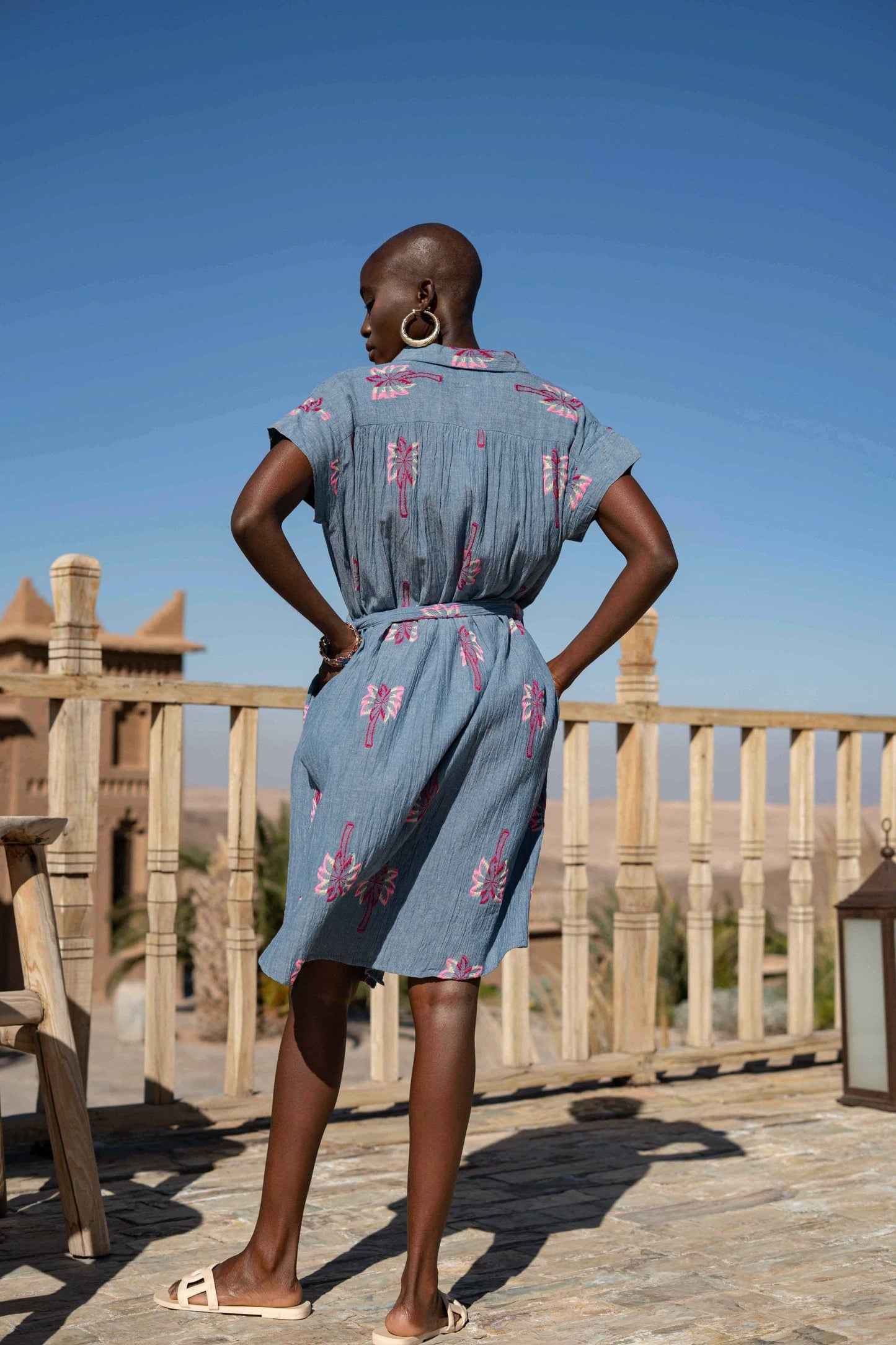 Vestido camisero corto bordado Azul