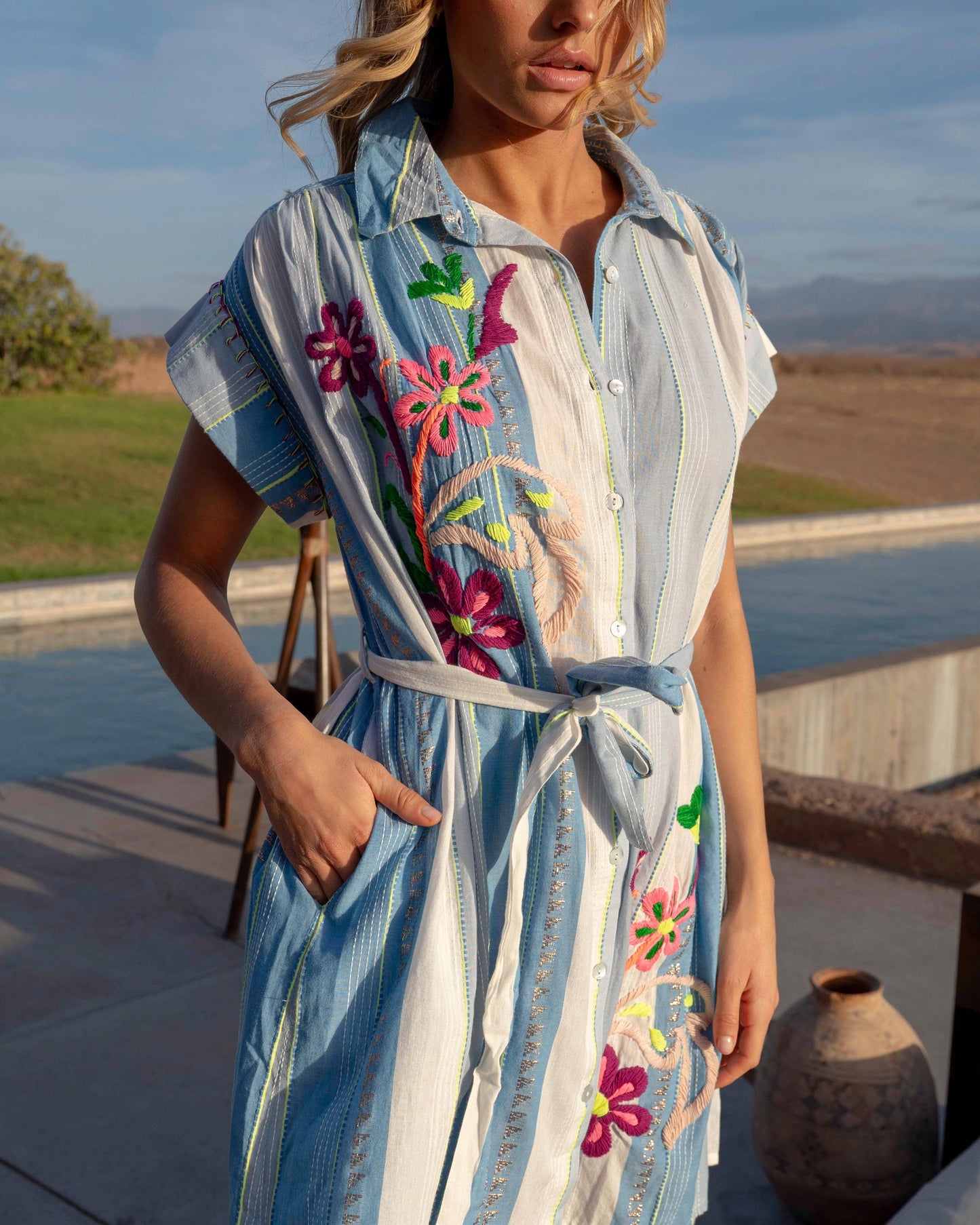Vestido camisero corto bordado