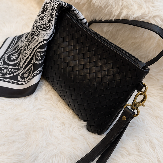 BOLSO NEGRO DE CUERO ARTESANAL