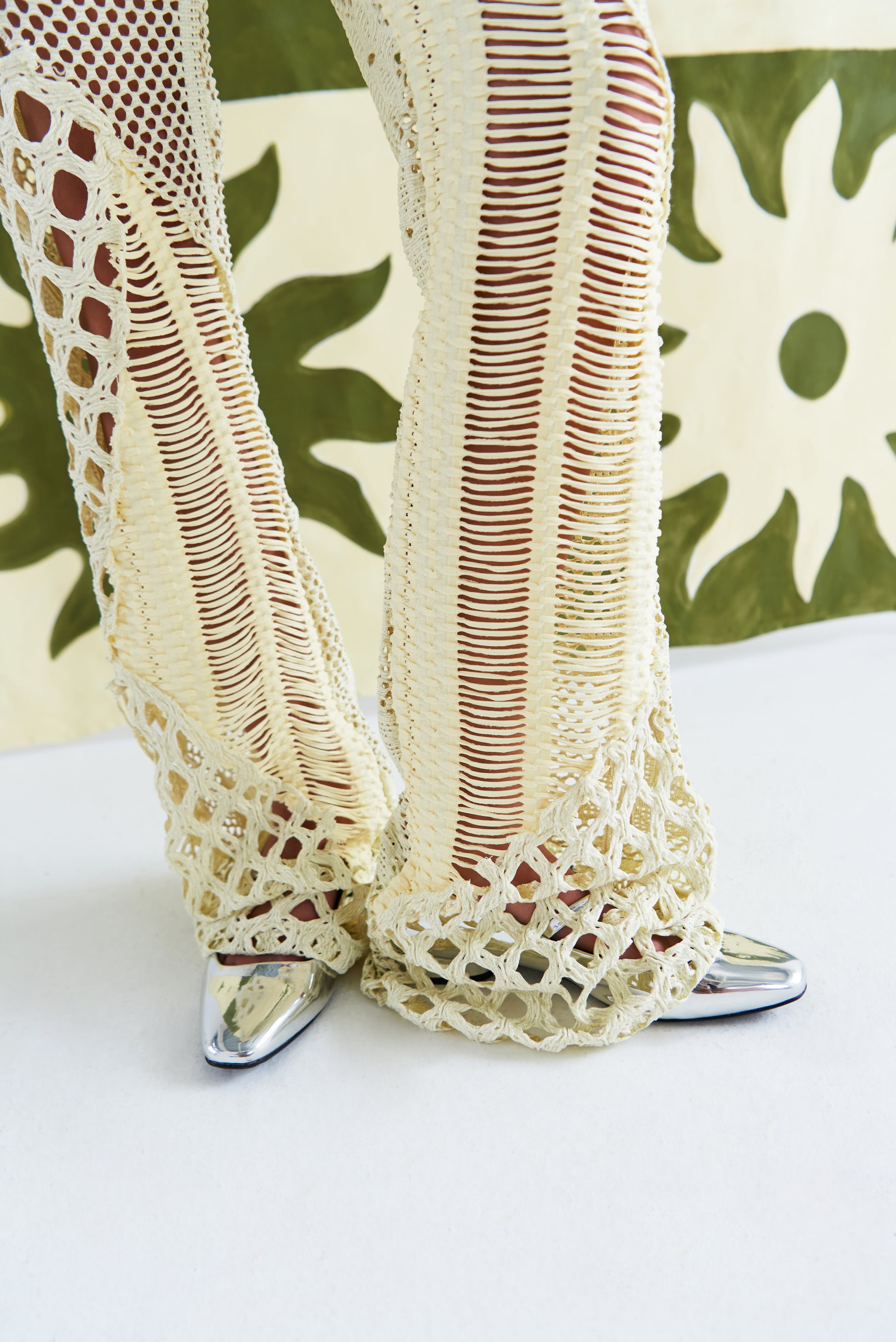 Pantalones artesanales de punto calado en tono crudo, c