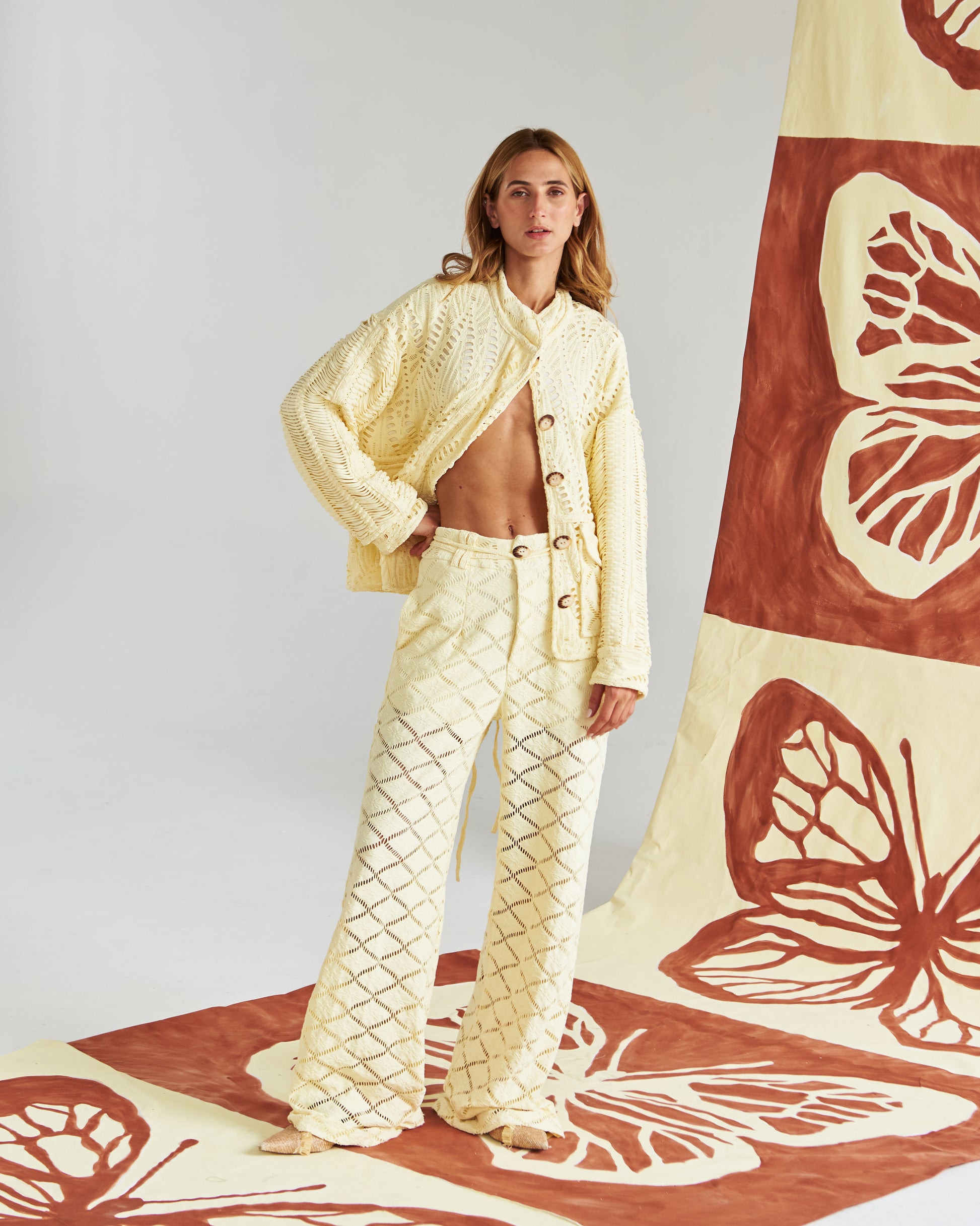Chaqueta artesanal tejida a mano en tono arena, con detalles calados que la hacen ligera y sofisticada. Botones naturales y un corte relajado para un look fresco, cómodo y elegante. Perfecta para un estilo mediterráneo chic que te acompaña del día a la noche.&nbsp;
