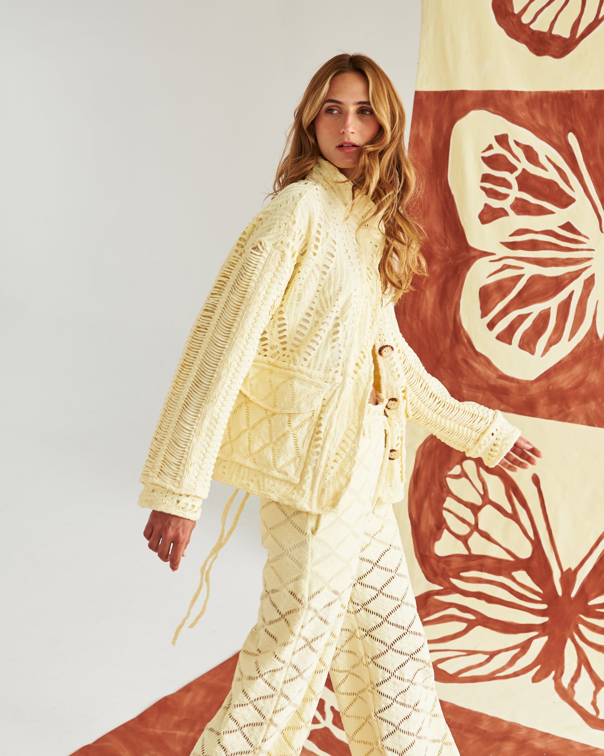 Chaqueta artesanal tejida a mano en tono arena, con detalles calados que la hacen ligera y sofisticada. Botones naturales y un corte relajado para un look fresco, cómodo y elegante. Perfecta para un estilo mediterráneo chic que te acompaña del día a la noche.&nbsp;