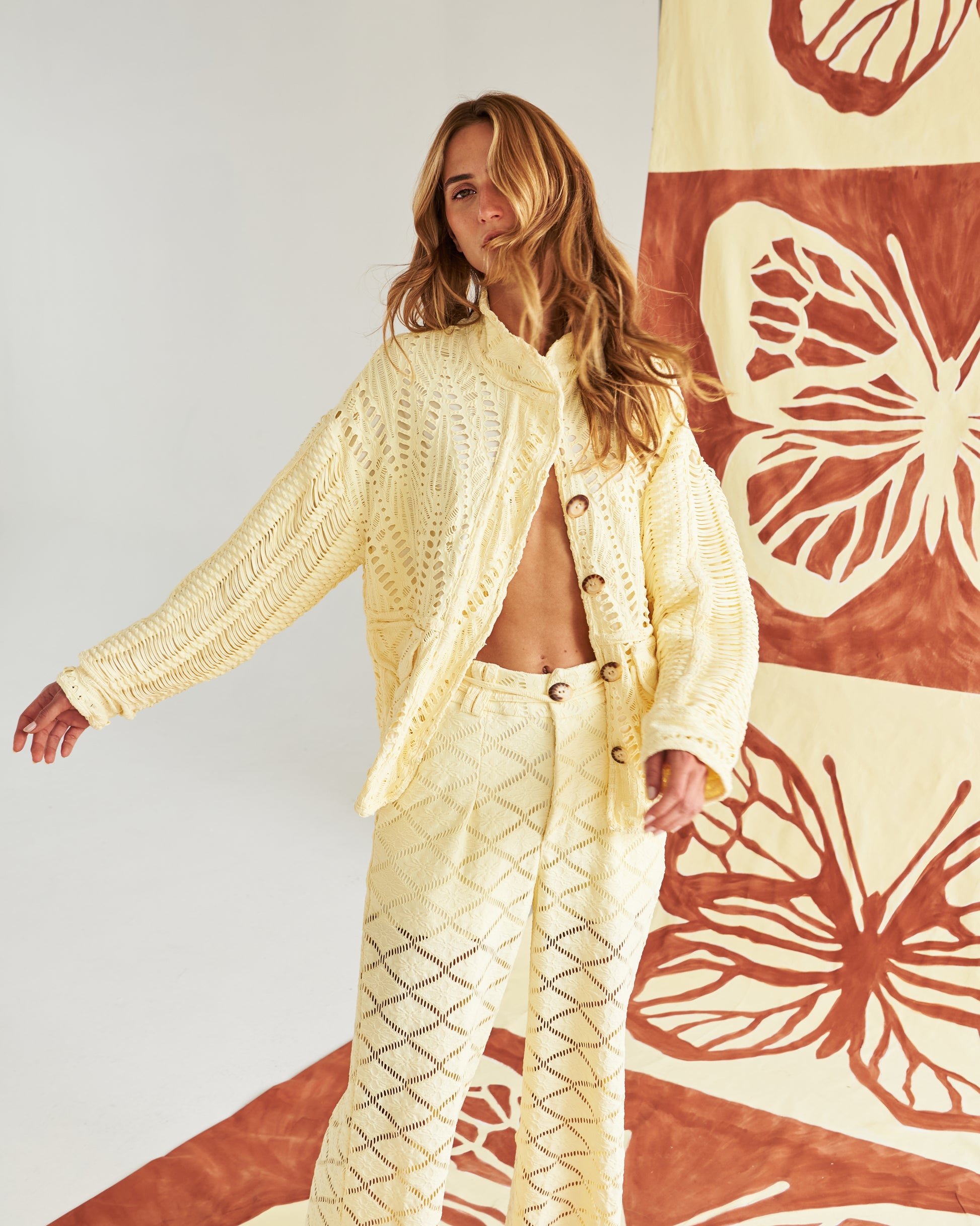 Chaqueta artesanal tejida a mano en tono arena, con detalles calados que la hacen ligera y sofisticada. Botones naturales y un corte relajado para un look fresco, cómodo y elegante. Perfecta para un estilo mediterráneo chic que te acompaña del día a la noche.&nbsp;